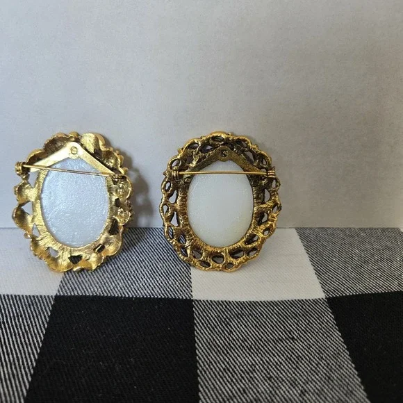 Lot of 2 Gold Tone Metal Framed Victorian Inspired Brooches of Female Subjects - Picture 3 of 11